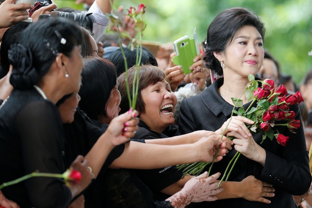 Cựu thủ tướng Thái Lan Yingluck bật khóc vì được tặng hoa trước phiên xét xử - 6 Cựu thủ tướng Thái Lan Yingluck bật khóc vì được tặng hoa trước phiên xét xử - 6