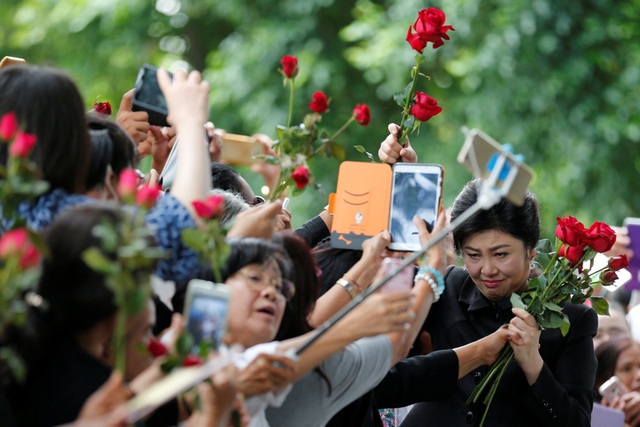 Cựu thủ tướng Thái Lan Yingluck bật khóc vì được tặng hoa trước phiên xét xử - 5 Cựu thủ tướng Thái Lan Yingluck bật khóc vì được tặng hoa trước phiên xét xử - 5