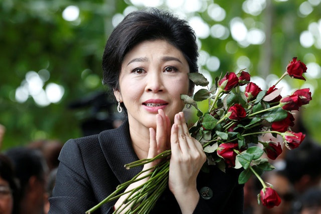 Cựu thủ tướng Thái Lan Yingluck bật khóc vì được tặng hoa trước phiên xét xử - 8
Cựu Thủ tướng chắp tay cảm ơn những người ủng hộ