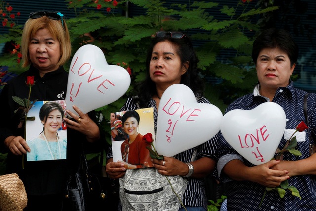 Cựu thủ tướng Thái Lan Yingluck bật khóc vì được tặng hoa trước phiên xét xử - 9 Cựu thủ tướng Thái Lan Yingluck bật khóc vì được tặng hoa trước phiên xét xử - 9