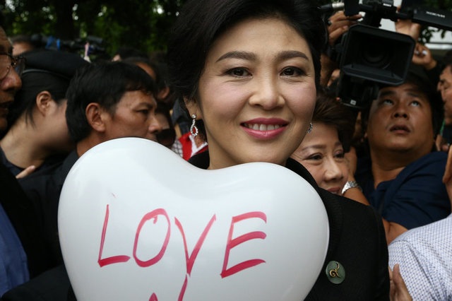 Cựu thủ tướng Thái Lan Yingluck bật khóc vì được tặng hoa trước phiên xét xử - 10 Cựu thủ tướng Thái Lan Yingluck bật khóc vì được tặng hoa trước phiên xét xử - 10