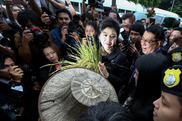 Cựu thủ tướng Thái Lan Yingluck bật khóc vì được tặng hoa trước phiên xét xử - 2
Người ủng hộ mang những bông lúa để tặng bà Yingluck