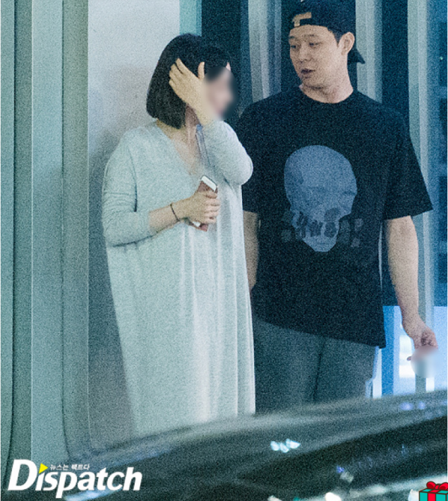 
Park Yoochun và vợ tương lai lộ ảnh hò hẹn hồi tháng 5/2017.
