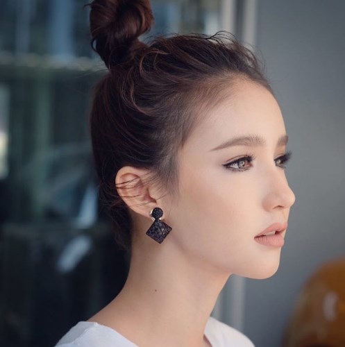 Ngẩn ngơ ngắm gương mặt "không góc chết" của tân hoa hậu chuyển giới Thái Lan - 18
Yoshi Rinrada Thurapan được xem là một trong những mỹ nhân 9x đẹp nhất Thái Lan hiện tại.