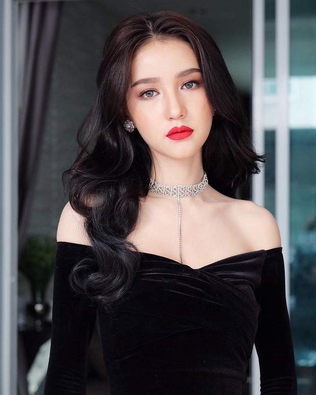 Ngẩn ngơ ngắm gương mặt "không góc chết" của tân hoa hậu chuyển giới Thái Lan - 1
Yoshi Rinrada Thurapan đẹp không tì vết trong những bức ảnh quảng cáo mới nhất.