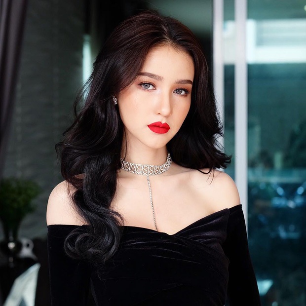 Ngẩn ngơ ngắm gương mặt "không góc chết" của tân hoa hậu chuyển giới Thái Lan - 2
Người đẹp 20 tuổi tiến hành chuyển giới cách đây 2 năm và thú nhận từng chỉnh sửa gương mặt để có vẻ ngoài như hiện tại.