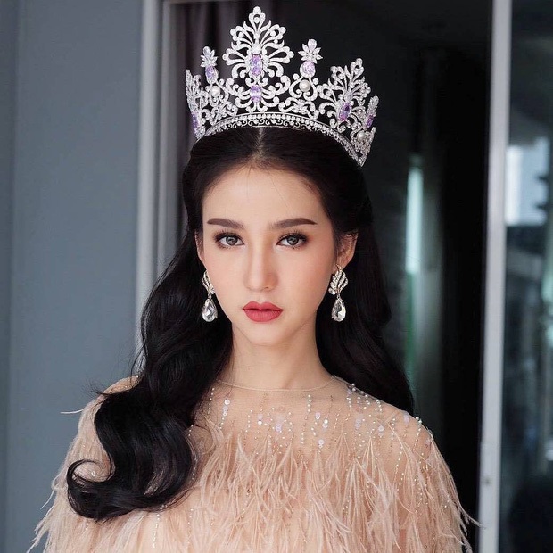 Ngẩn ngơ ngắm gương mặt "không góc chết" của tân hoa hậu chuyển giới Thái Lan - 3
Yoshi Rinrada Thurapan đăng quang tại cuộc thi Hoa hậu chuyển giới Thái Lan năm 2017, ngày 25/8 vừa rồi.