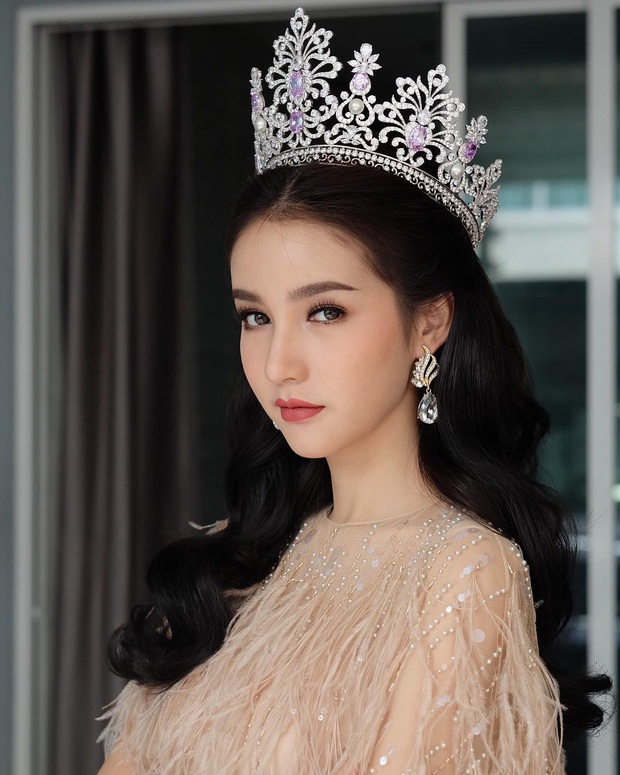 Ngẩn ngơ ngắm gương mặt "không góc chết" của tân hoa hậu chuyển giới Thái Lan - 5
Cô nhanh chóng trở nên nổi tiếng khắp châu Á sau khi giành danh hiệu Hoa hậu chuyển giới. Trước đó, cô chỉ nổi tiếng trong nước.