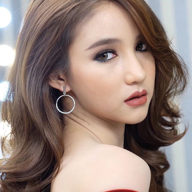 Ngẩn ngơ ngắm gương mặt "không góc chết" của tân hoa hậu chuyển giới Thái Lan - 15 Ngẩn ngơ ngắm gương mặt "không góc chết" của tân hoa hậu chuyển giới Thái Lan - 15