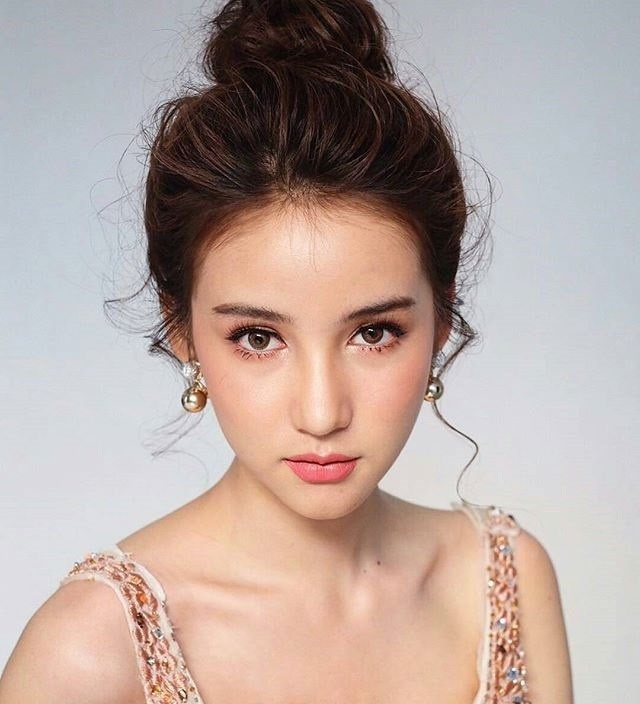 Ngẩn ngơ ngắm gương mặt "không góc chết" của tân hoa hậu chuyển giới Thái Lan - 14
Yoshi Rinrada Thurapan sinh ra trong hình hài nam giới nhưng lại thích ăn mặc, trang điểm và tạo dáng như một cô gái. Ngay khi 15 tuổi, Yoshi Rinrada Thurapan đã muốn biến mình thành con gái.