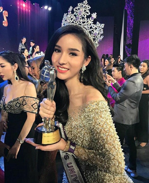 Ngẩn ngơ ngắm gương mặt "không góc chết" của tân hoa hậu chuyển giới Thái Lan - 7
Yoshi Rinrada Thurapan giành ngôi vị hoa hậu trong đêm chung kết cuộc thi Hoa hậu chuyển giới Thái Lan năm 2017.