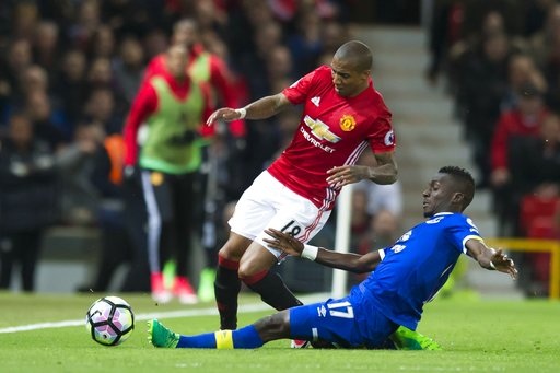 MU 1-1 Everton: May mắn cho "Quỷ đỏ" - 3
Young (trái) thi đấu ở cả hai cánh cho MU