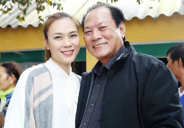 Hà Hồ táo bạo khoe vòng 3, Thanh Hằng gợi cảm khoe vòng một - 15 Nữ ca sĩ Mỹ Tâm khoe ảnh chụp cùng bố khi tham gia sự kiện.