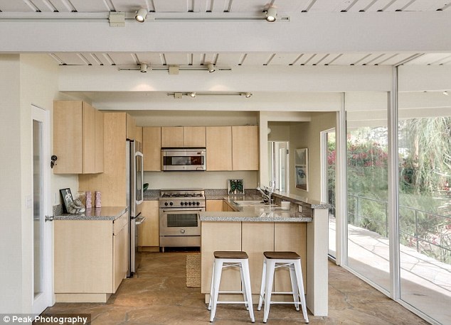 
Căn nhà xinh đẹp có 2 phòng ngủ, 2 phòng tắm và được xây vào năm 1958
