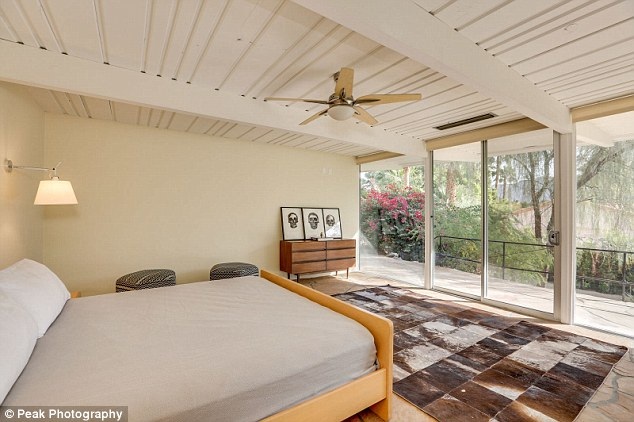 
Ngôi nhà nằm xa khu vực nhộn nhịp của Hollywood nên rất yên bình
