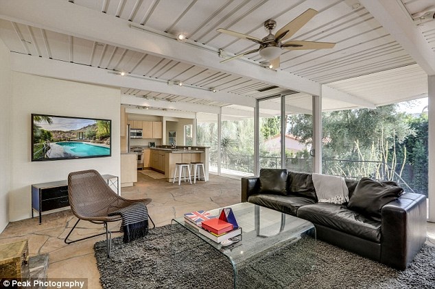 
Palm Springs từng là khu vực được sao Hollywood yêu thích và đổ xô đi mua nhà hồi thập niên 50 thế kỷ trước
