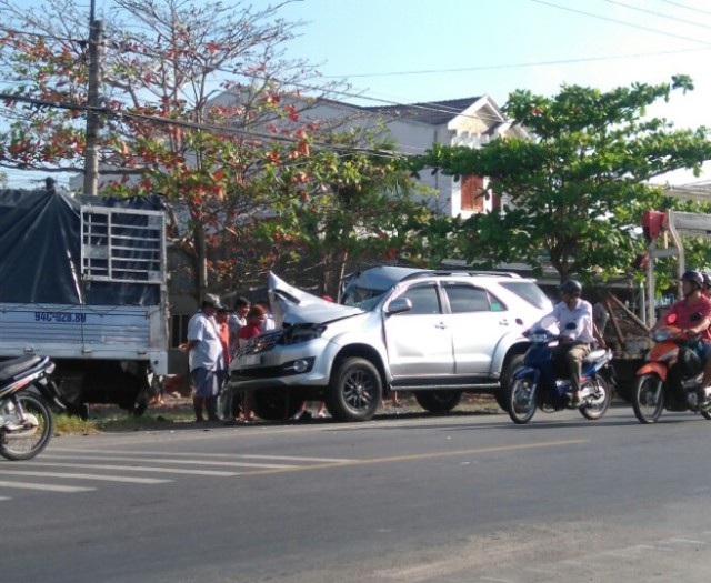 Xe khách “ủi” vào đuôi xe tải, 6 người bị thương - 1 Hiện trường vụ tai nạn.