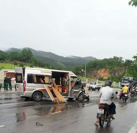 Vụ ô tô tông nhau nhiều người văng ra đường: Một Việt kiều Mỹ tử vong - 1 Hiện trường vụ tai nạn xảy ra chiều qua trên quốc lộ 20 khiến 1 người chết và 8 người bị thương