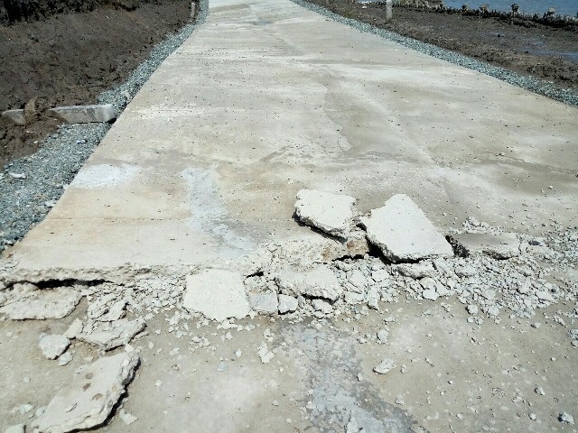 Đê biển sụt lún nghiêm trọng: Thuê đơn vị độc lập đánh giá nguyên nhân - 2 Một số chỗ bị hư hỏng mặt đường.