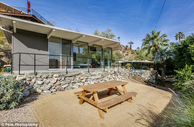 
Zsa Zsa Gabor - chủ nhân ngôi nhà là nữ minh tinh xinh đẹp sinh năm 1917, bà từng được yêu thích qua các bộ phim như Were Not Married, Moulin Rouge, Frankensteins Great Aunt Tillie...
