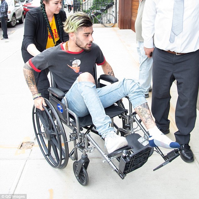 Zayn Malik đi xe lăn tới nhà bạn gái - 1
Zayn Malik đi xe lăn tới nhà bạn gái - siêu mẫu Gigi Hadid ngày 29/4 vừa qua