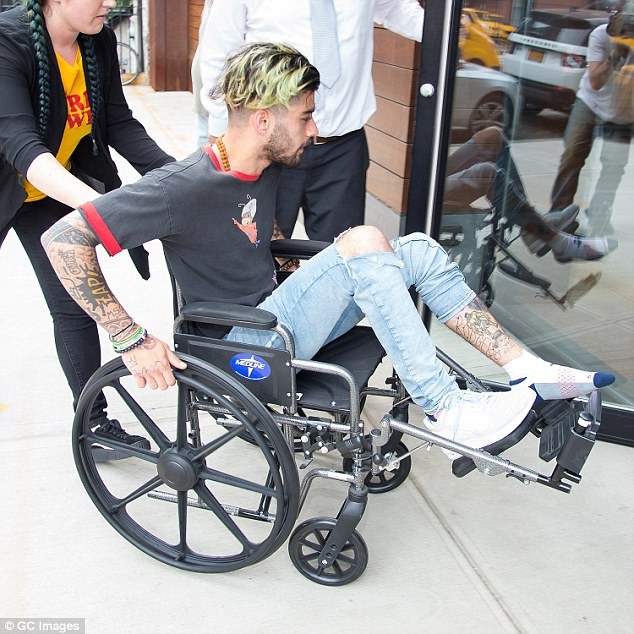 Zayn Malik đi xe lăn tới nhà bạn gái - 2
Chàng ca sỹ người Anh bị thương ở chân nên buộc phải di chuyển bằng xe lăn nhưng anh vẫn đến nhà bạn gái từ sớm
