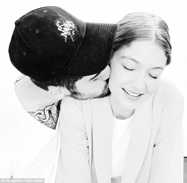 Zayn Malik đi xe lăn tới nhà bạn gái - 4
Zayn Malik hạnh phúc bên Gigi từ năm 2016, anh gọi bạn gái là tất cả những gì mình có