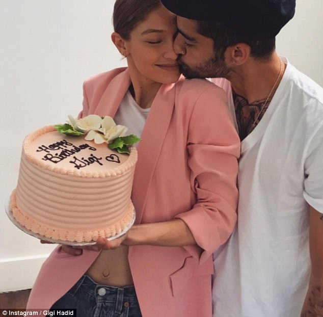 Zayn Malik đi xe lăn tới nhà bạn gái - 5
Bố của Gigi khen bạn trai của con mình thông minh, tinh tế và ủng hộ mối quan hệ này