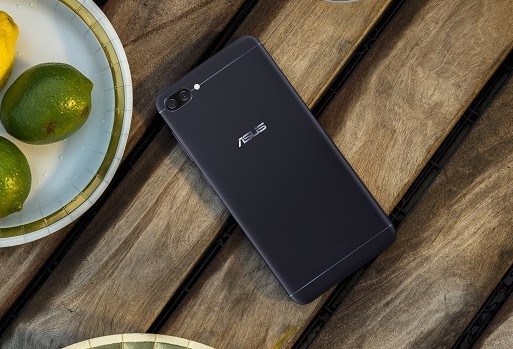 Asus ra mắt smartphone camera kép, “pin trâu”, giá 4 triệu đồng tại Việt Nam - 1 ZenFone 4 Max sở hữu cụm camera kép ở mặt lưng, gồm một camera 13 megapixel và một camera chụp ảnh góc rộng