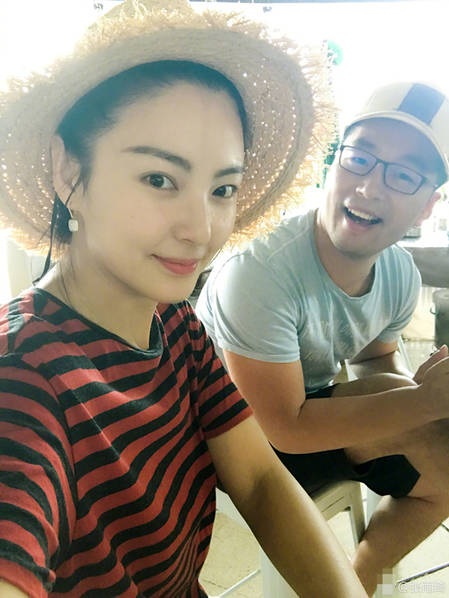 Rộ tin Trương Vũ Kỳ mang bầu với người chồng thứ hai - 3
Vì chồng không phải là người của làng giải trí nên Trương Vũ Kỳ quyết định không tiết lộ nhiều về đám cưới cũng như cuộc sống riêng của cô. Cô hi vọng được fan chúc phúc. Theo tìm hiểu của giới thạo tin, chồng của Vũ Kỳ họ Viên và là ông chủ của vài công ty.
