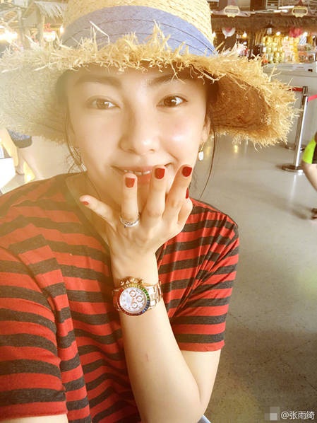 Rộ tin Trương Vũ Kỳ mang bầu với người chồng thứ hai - 4
Trương Vũ Kỳ trông rất hạnh phúc và tươi tắn bên chồng. Cô dường như có dấu hiệu tăng cân và ngay lập tức vướng tin đồn đang mang thai con đầu lòng.