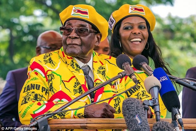 Cựu Tổng thống Zimbabwe chưa rút hẳn khỏi chính trường - 1
Cựu Tổng thống Zimbabwe Robert Mugabe và vợ (Ảnh: AFP)