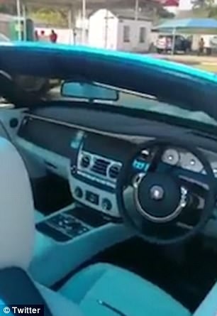“Quý tử” nhà Đệ nhất phu nhân Zimbabwe tậu hai siêu xe liên tiếp - 6 Truyền thông Nam Phi đưa tin hai siêu xe Rolls Royce mà con trai của Đệ nhất phu nhân sở hữu có giá khoảng 5,3 triệu USD. Ngoài ra, Russell Goreraza được cho là còn tiếp tục mua thêm một siêu xe Aston Martin sau bộ đôi Rolls Royce này. (Ảnh: Reuters)