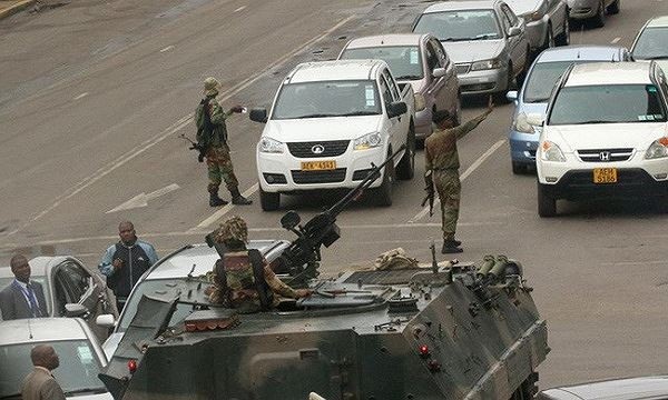 Zimbabwe trước nguy cơ bạo động - 1
Xe tăng xuất hiện ở thủ đô Zimbabwe