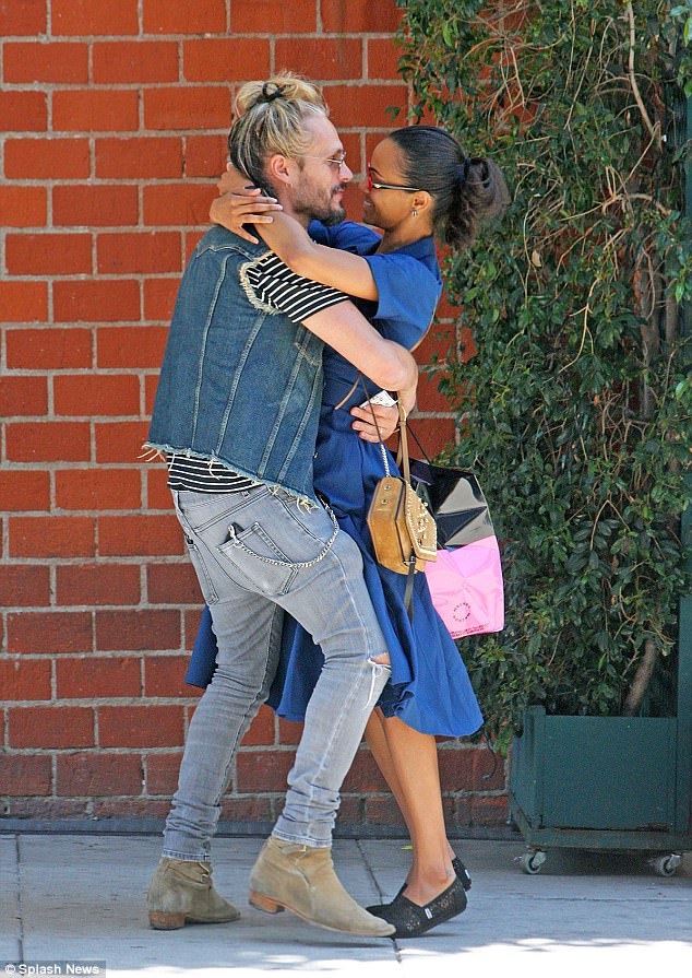 
Khoảnh khắc ngọt ngào của Zoe Saldana và chồng Marco Perego trên đường phố Los Angeles ngày 23/6 vừa qua
