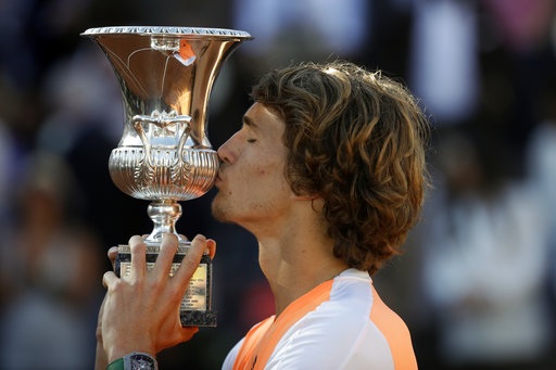 Hạ gục Djokovic, Zverev bất ngờ vô địch Rome Masters - 1
Zverev có danh hiệu Masters 1000 đầu tiên trong sự nghiệp