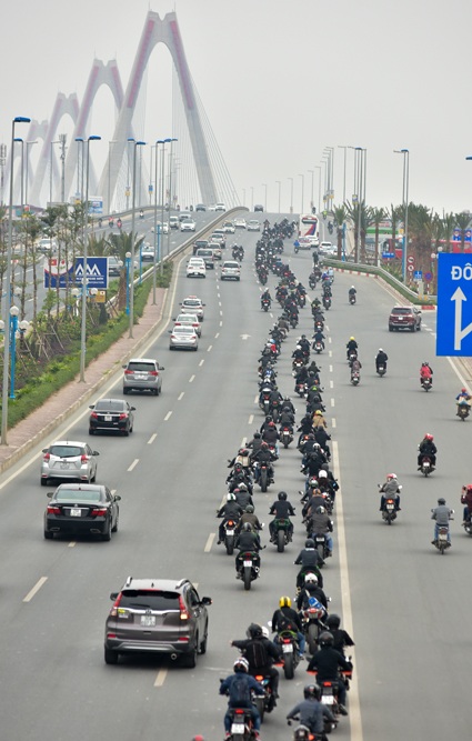 Đoàn môtô phân khối lớn diễu hành tưởng nhớ Trần Lập - 6
Đoàn diễu hành hướng lên cầu Nhật Tân...