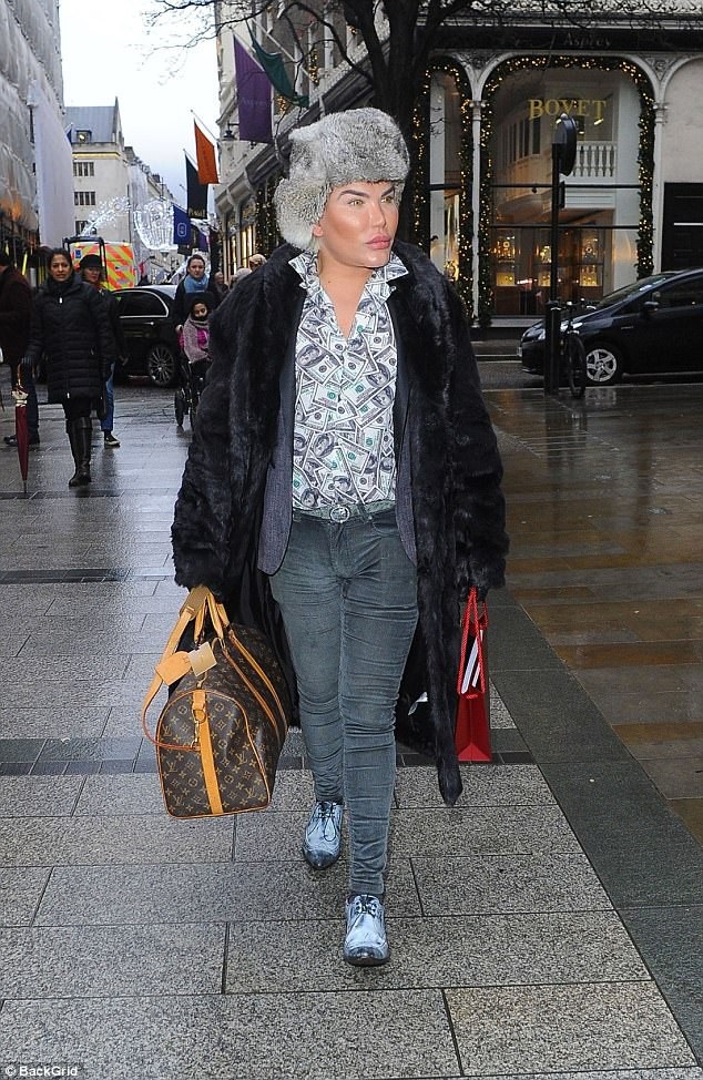 
Rodrigo Alves sành điệu đi mua sắm tại London ngày 2/1 vừa qua
