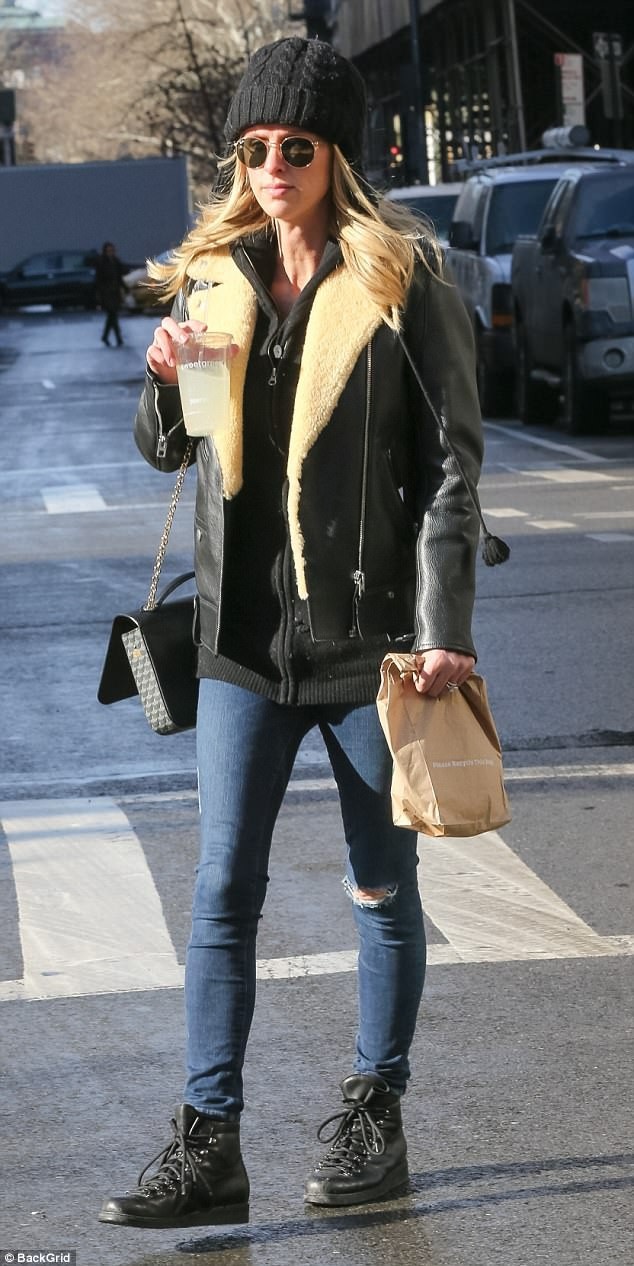 Nicky Hilton siêu thon thả sau khi sinh con ít tuần - 1
Nicky Hilton xuất hiện trên đường phố New York ngày 10/1 vừa qua. Cô mới sinh con gái Teddy Marilyn hôm 20/12