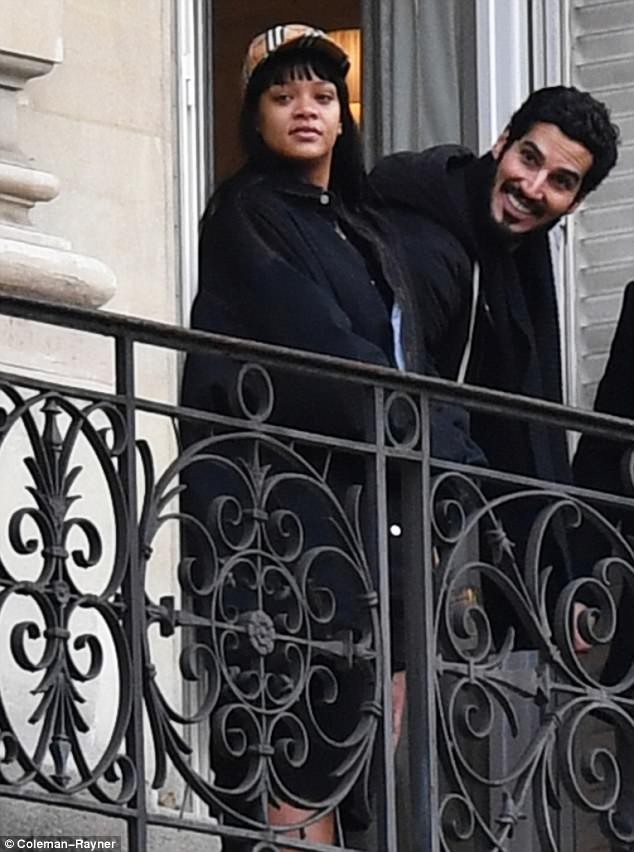 Rihanna và hình ảnh hiếm hoi bên bạn trai đại gia - 1
Rihanna xuất hiện cùng bạn trai Hassan Jameel tại Paris ngày 14/1 vừa qua