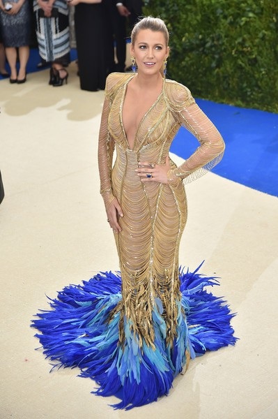 Kiều nữ gợi tình Blake Lively khác lạ tại trường quay - 7
Blake Lively - biểu tượng gợi cảm của Hollywood