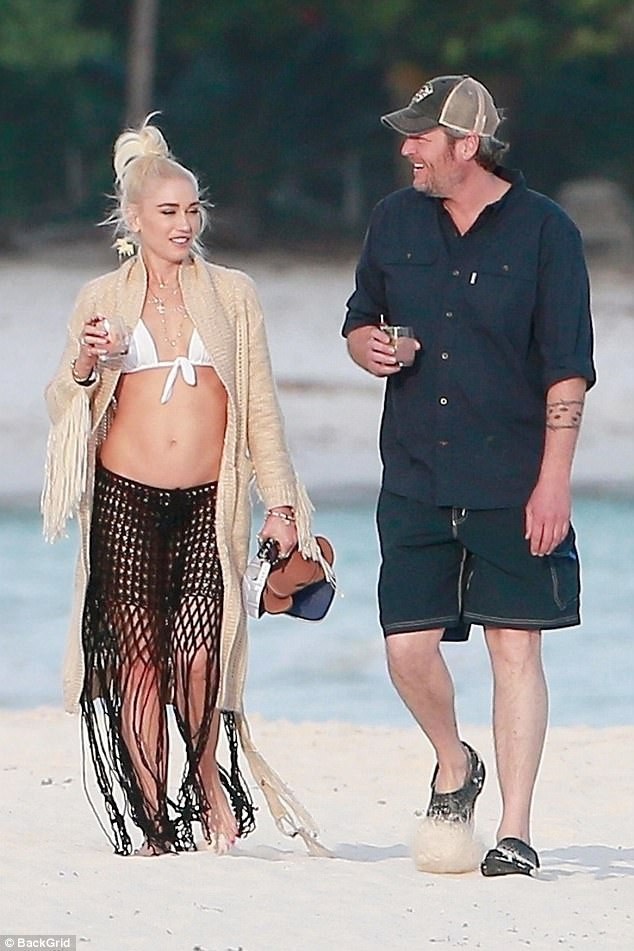 Cận kề ngũ tuần, Gwen Stefani vẫn đẹp ngỡ ngàng - 1
Gwen Stefani xinh đẹp và gợi cảm đi dạo trên bãi biển Mexico ngày 23/1 vừa qua cùng bạn trai Blake Shelton