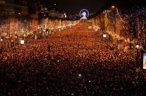 Pháo hoa rợp trời châu Âu chào đón năm mới 2018 - 3
Biển người trên đại lộ Champs-Elysees, thủ đô Paris (Ảnh: AFP)