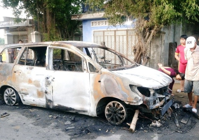 Khởi tố 25 nghi can trong vụ hỗn chiến, phóng hỏa đốt xe Innova - 1 Vụ hỗn chiến kinh hoàng rồi phóng hỏa đốt xe, giữa 2 nhóm thanh niên khoảng 30 người xảy ra ở huyện Tuy Phước (tỉnh Bình Định) gây chấn động làng quê.
