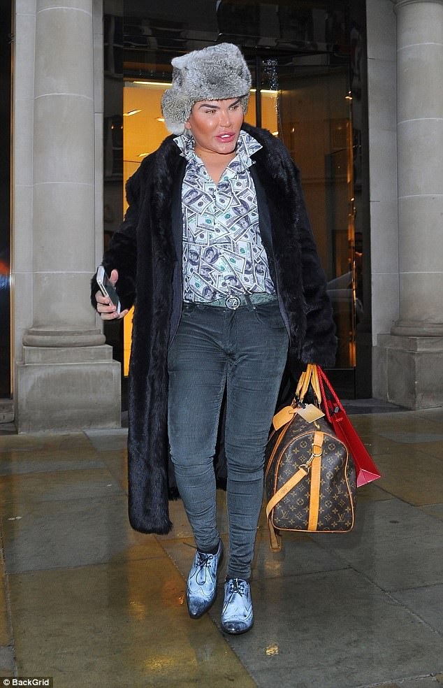 
Sao truyền hình thực tế từng trải qua hàng chục ca dao kéo làm đẹp ăn vận nổi bật ra phố với trang phục toàn hàng hiệu
