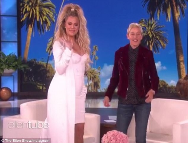 Khloe Kardashian không biết giới tính em bé trong bụng - 2
Em cô Kim vẫn rất thon gọn, quyến rũ dù đang mang thai ở tháng thứ 6. Trả lời phỏng vấn, Khloe nói cô không biết giới tính em bé trong bụng