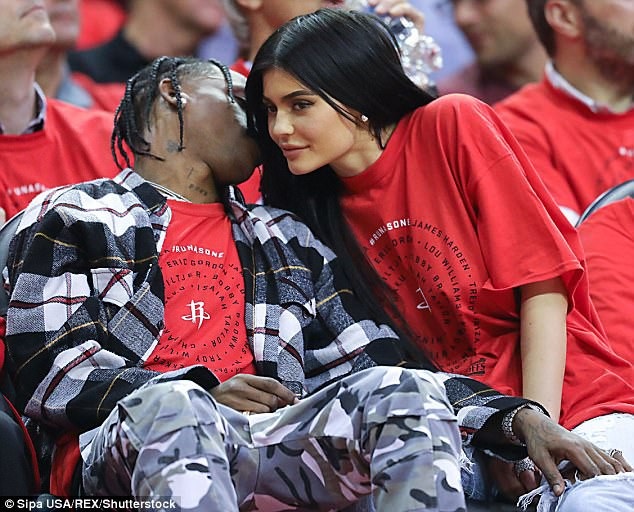 Kylie Jenner sẽ không thông báo tin bầu bí - 7
Mối quan hệ của Kylie và bạn trai vẫn ổn và cô chỉ buồn vì bạn trai đi lưu diễn quá nhiều.