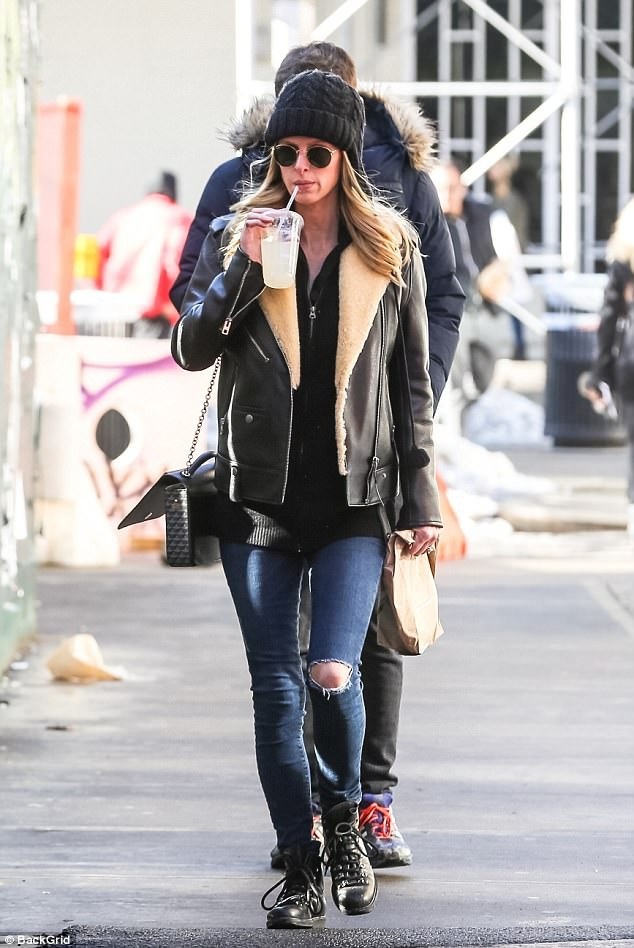 Nicky Hilton siêu thon thả sau khi sinh con ít tuần - 2
Bà mẹ hai con khoe dáng thon đáng ngưỡng mộ khi sải bước trên phố trong trang phục trẻ trung, năng động
