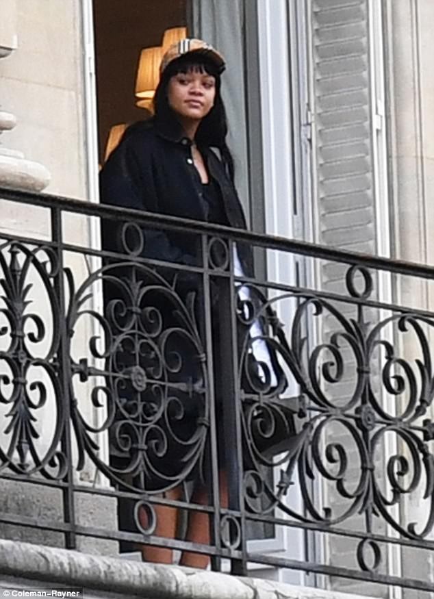 Rihanna và hình ảnh hiếm hoi bên bạn trai đại gia - 2
Ca sỹ người Barbados ăn vận kín đáo, để mặt mộc khi vừa tới khách sạn