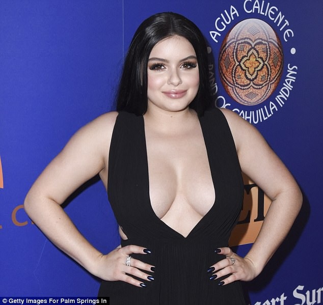 Ariel Winter khoe ngực khủng, da trắng mịn - 2
Nữ diễn viên 19 tuổi khoe da trắng mịn và vòng một nảy nở trong bộ váy đen xẻ táo bạo